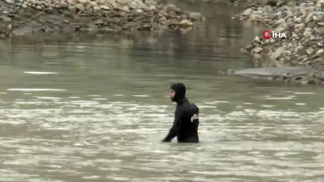Dalgıçlar kayıp engelli şahsı nehirde arıyor Dalgıçlar kayıp engelli şahsı nehirde arıyor