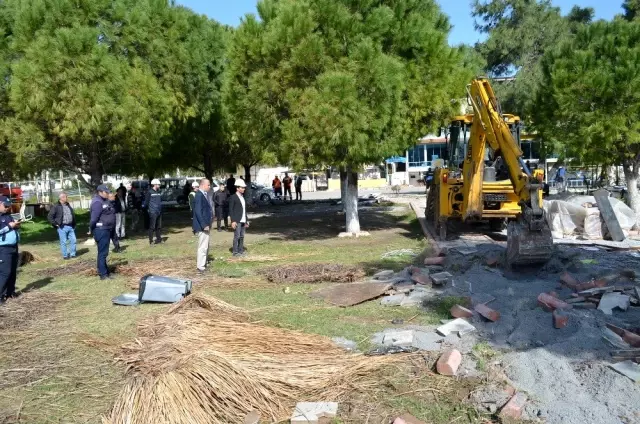 Didim'de kaçak yapılar ve iskeleler de yıkıldı
