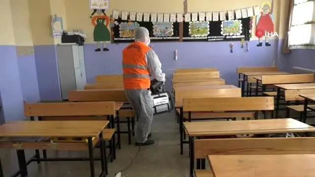 Gölbaşı Belediyesi korona virüse karşı okulları dezenfekte ediyor