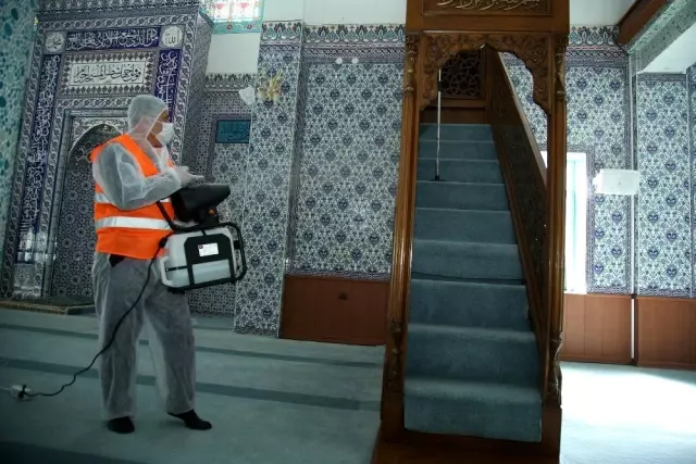 Gölbaşı'da camiler dezenfekte edildi
