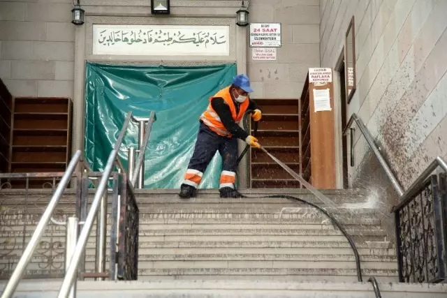 Gölbaşı'da camiler dezenfekte edildi