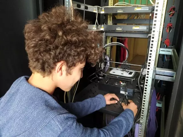 Hurdadan robot yapan öğrenciler öğretmenlerinin destekleriyle üç boyutlu yazıcı ile hayallerini...