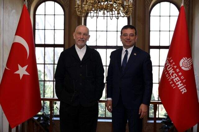 İBB Başkanı İmamoğlu, Emirgan'da ağırladığı John Malkovich'e kolonya verdi
