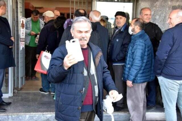 İzmir halkı koronavirüs salgını sonrasında kolonya sırasına girdi