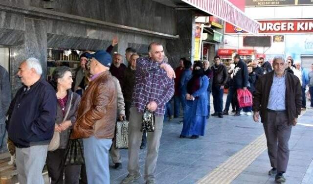 İzmir halkı koronavirüs salgını sonrasında kolonya sırasına girdi