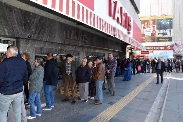 İzmir halkı koronavirüs salgını sonrasında kolonya sırasına girdi İzmir halkı koronavirüs salgını sonrasında kolonya sırasına girdi