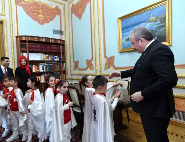 İzmirli Miniklerden TBMM Başkanı Şentop'a Sürpriz ve Anlamlı Ziyaret İzmirli Miniklerden TBMM Başkanı Şentop'a Sürpriz ve Anlamlı Ziyaret