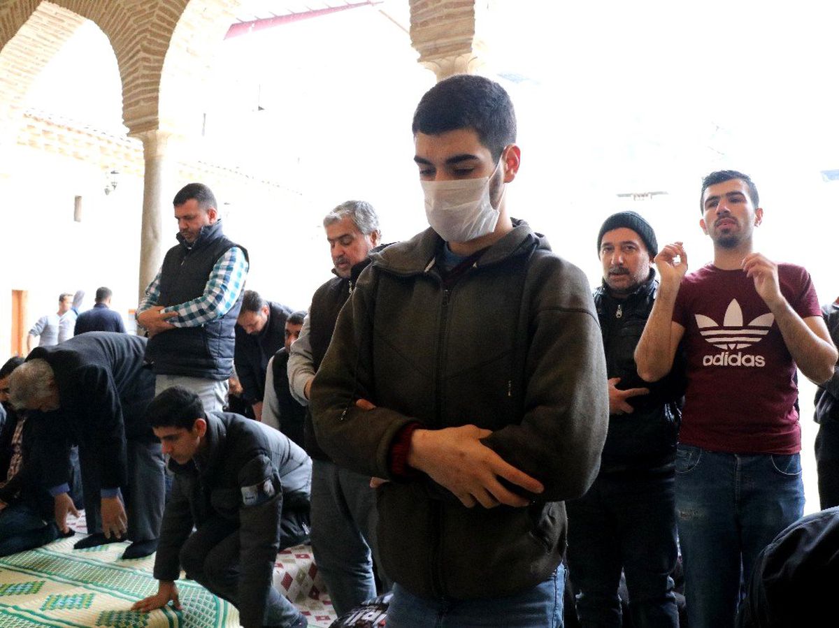 Evde kılınabilir uyarısına rağmen vatandaşlar cuma namazında camileri doldurdu