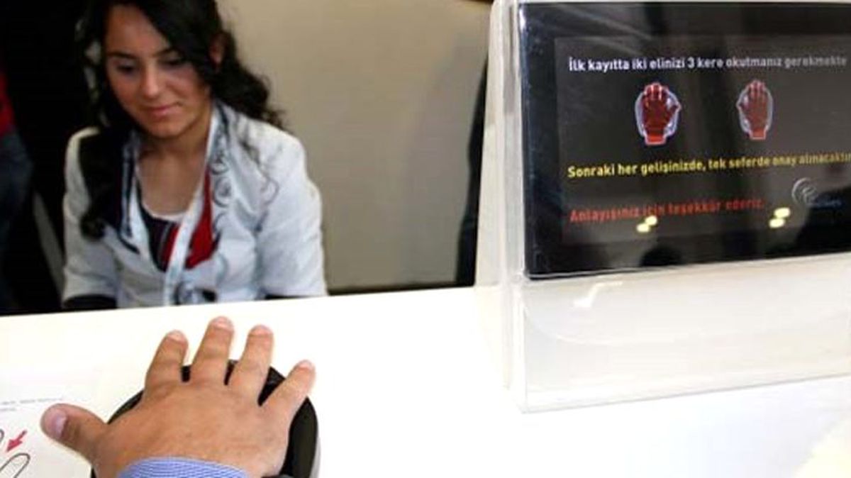 Koronavirüs nedeniyle hastanelerde zorunlu olan Biyometrik Kimlik Doğrulama Sistemi askıya alındı