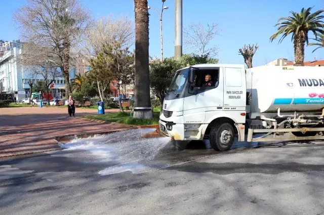 Mudanya'da cadde ve sokaklar yıkanıyor Mudanya'da cadde ve sokaklar yıkanıyor