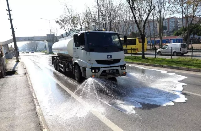 Mudanya'da cadde ve sokaklar yıkanıyor Mudanya'da cadde ve sokaklar yıkanıyor