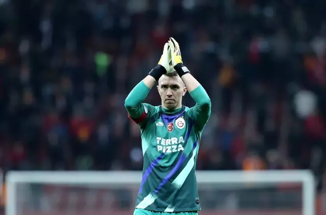 Muslera'dan maçların ertelenmemesine tepki: Her insan ve futbolcunun sağlığı futbol maçından daha önemlidir Muslera'dan maçların ertelenmemesine tepki: Her insan ve futbolcunun sağlığı futbol maçından daha önemlidir