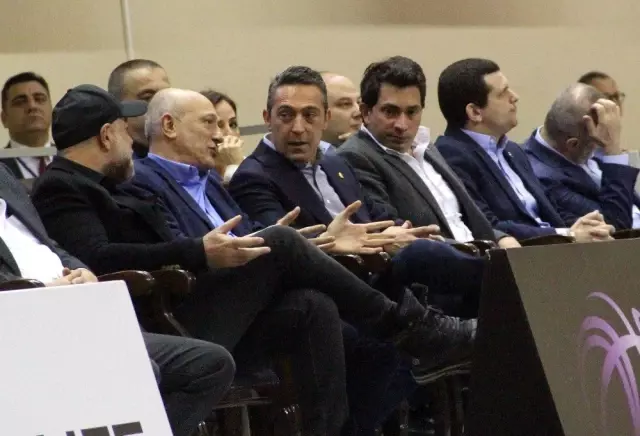 Ali Koç, Konyaspor maçı öncesi derbiyi izledi Ali Koç, Konyaspor maçı öncesi derbiyi izledi