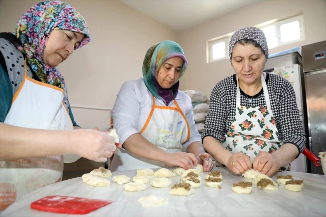 Annesinden öğrendiği böreklerle 62 yaşında kadın girişimci oldu haberi