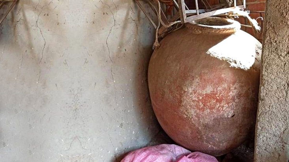 Elazığ depreminde hasar gören evde 700 yıllık 3 küp bulundu