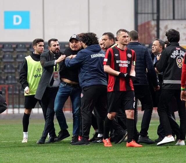 Fatih Karagümrük-Altay maçının ardından saha karıştı