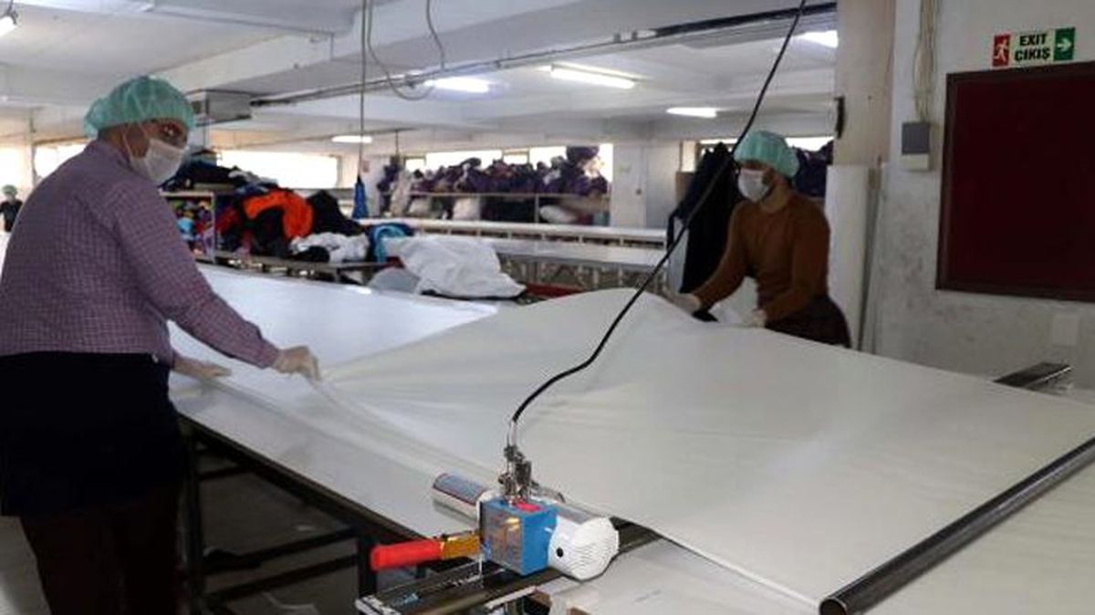 Koronavirüse karşı koruyucu tulum siparişlerine yetişemiyorlar