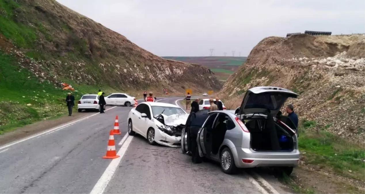 Şanlıurfa'da 3 otomobil çarpıştı: 7 yaralı