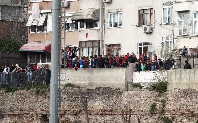 Karagümrüklü taraftarlar stat çevresinde toplanıp takımlarını desteklediler Karagümrüklü taraftarlar stat çevresinde toplanıp takımlarını desteklediler