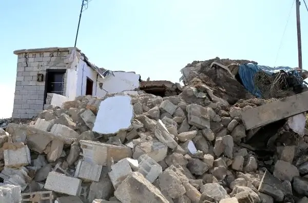 Van'da deprem hasarlı yapılar kerpiç ve taşlar üst üste yığılarak inşa edilmiş