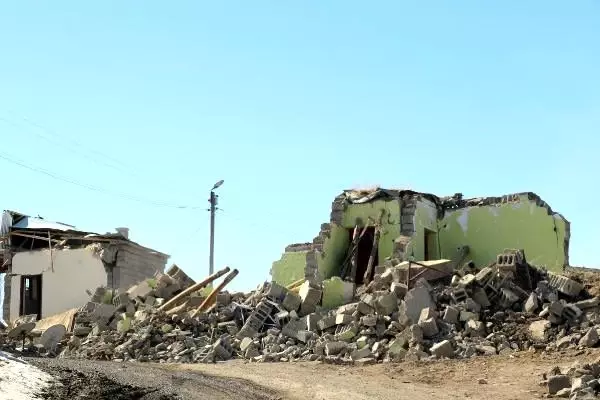 Van'da deprem hasarlı yapılar kerpiç ve taşlar üst üste yığılarak inşa edilmiş