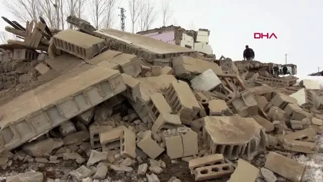VAN Depremin hasara yol açtığı mahalellerde kerpiç ve taşlar üst üste yığılarak inşa edilmiş