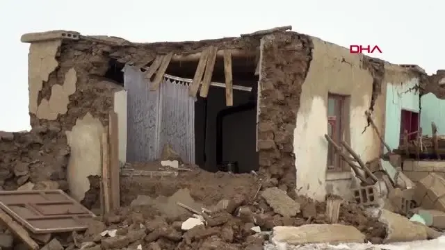 VAN Depremin hasara yol açtığı mahalellerde kerpiç ve taşlar üst üste yığılarak inşa edilmiş
