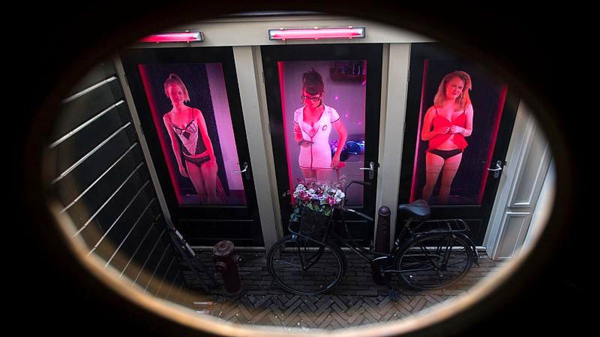 Amsterdam'da genelevlerin bulunduğu 'Red Light' sokağı koronavirüs nedeniyle kapatıldı