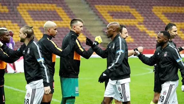 Derbi öncesi iki takım oyuncuları tokalaşmadı Derbi öncesi iki takım oyuncuları tokalaşmadı