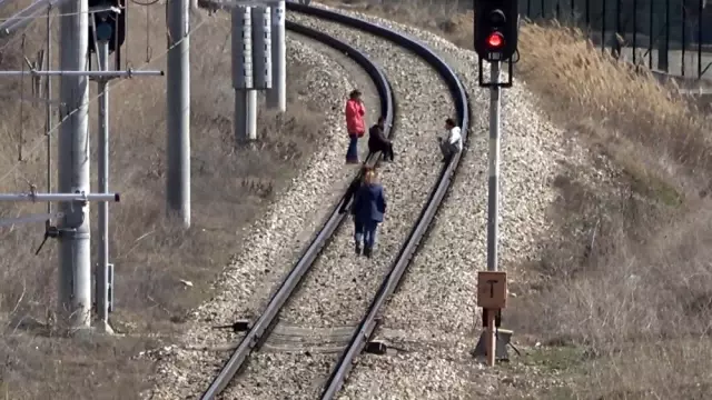 Doğu Ekspresi treni rayında tehlikeli oyun Doğu Ekspresi treni rayında tehlikeli oyun
