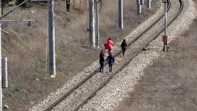 Doğu Ekspresi treni rayında tehlikeli oyun Doğu Ekspresi treni rayında tehlikeli oyun