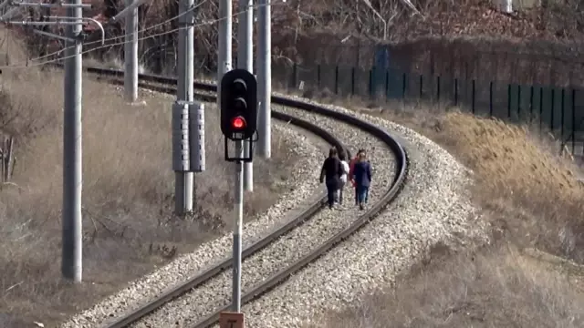 Doğu Ekspresi treni rayında tehlikeli oyun Doğu Ekspresi treni rayında tehlikeli oyun