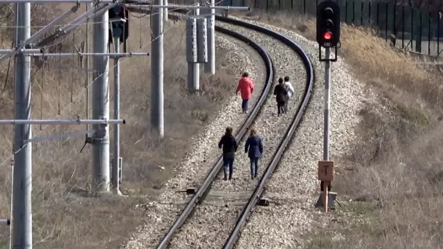 Doğu Ekspresi treni rayında tehlikeli oyun Doğu Ekspresi treni rayında tehlikeli oyun