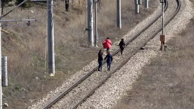 Doğu Ekspresi treni rayında tehlikeli oyun Doğu Ekspresi treni rayında tehlikeli oyun