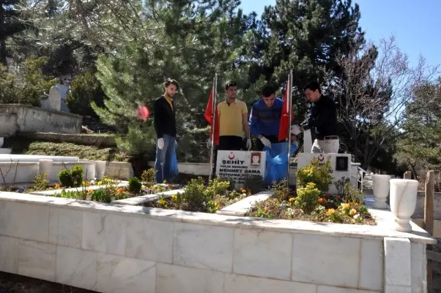 Gençlik Meclisi şehitleri andı Gençlik Meclisi şehitleri andı