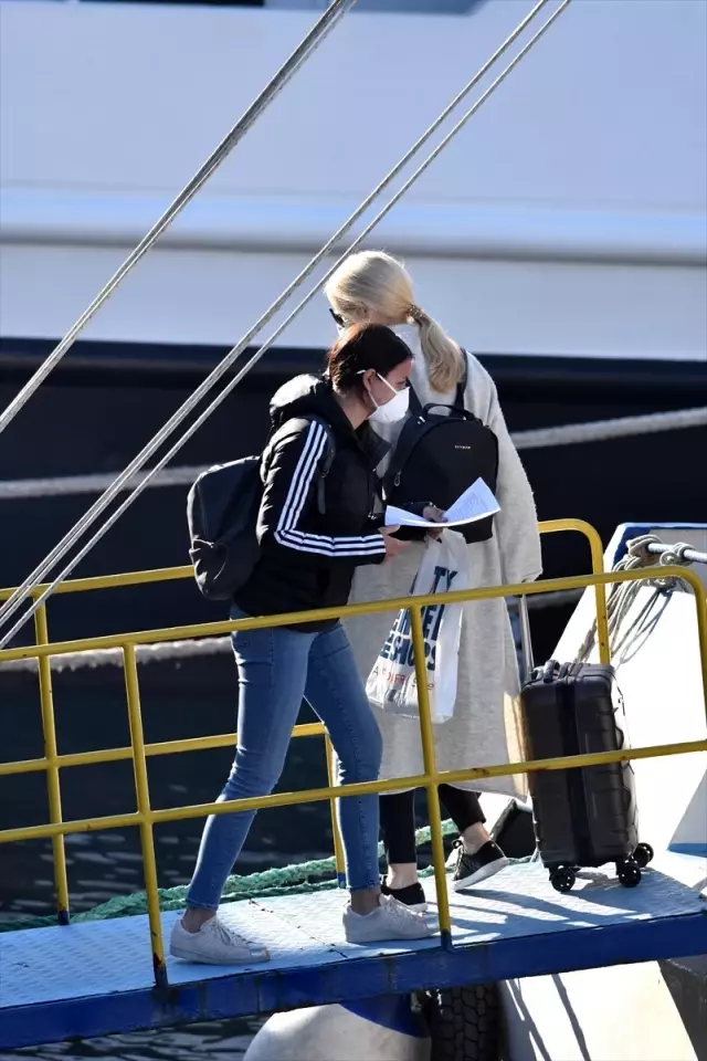 İstanköy Adası'ndan feribotla Bodrum'a getirilen yolcular sağlık kontrolünden geçirildi