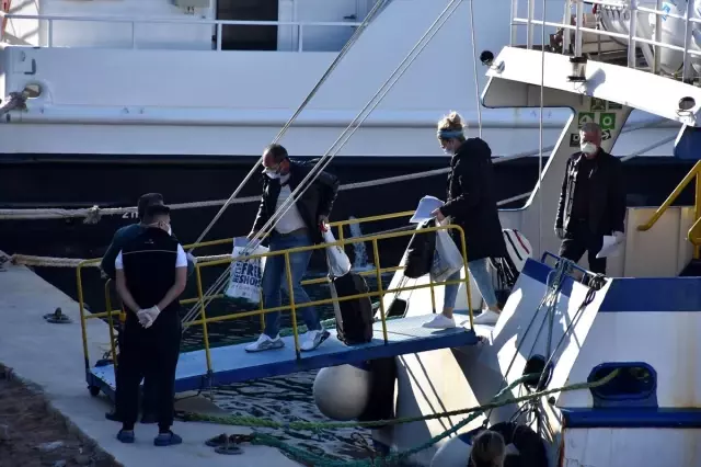 İstanköy Adası'ndan feribotla Bodrum'a getirilen yolcular sağlık kontrolünden geçirildi