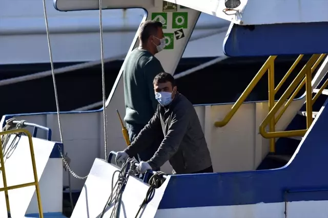 İstanköy Adası'ndan feribotla Bodrum'a getirilen yolcular sağlık kontrolünden geçirildi