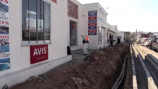 İstanköy Adası'ndan feribotla Bodrum'a getirilen yolcular sağlık kontrolünden geçirildi İstanköy Adası'ndan feribotla Bodrum'a getirilen yolcular sağlık kontrolünden geçirildi