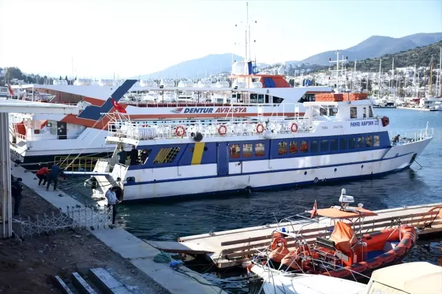 İstanköy Adası'ndan feribotla Bodrum'a getirilen yolcular sağlık kontrolünden geçirildi