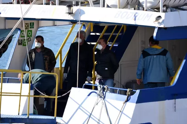 İstanköy Adası'ndan feribotla Bodrum'a getirilen yolcular sağlık kontrolünden geçirildi