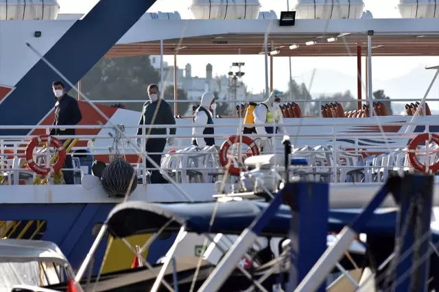 İstanköy Adası'ndan feribotla Bodrum'a getirilen yolcular sağlık kontrolünden geçirildi