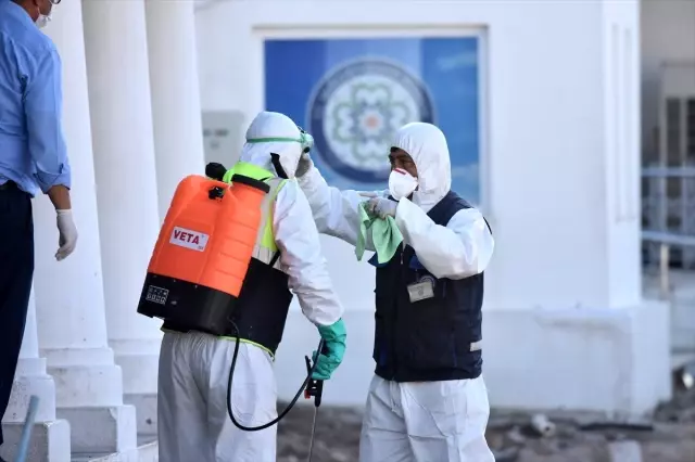 İstanköy Adası'ndan feribotla Bodrum'a getirilen yolcular sağlık kontrolünden geçirildi