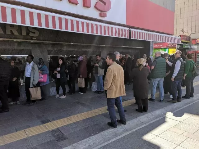 İzmir'de kolonya kuyruğu İzmir'de kolonya kuyruğu