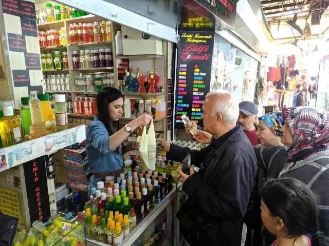 İzmir'de kolonya kuyruğu İzmir'de kolonya kuyruğu
