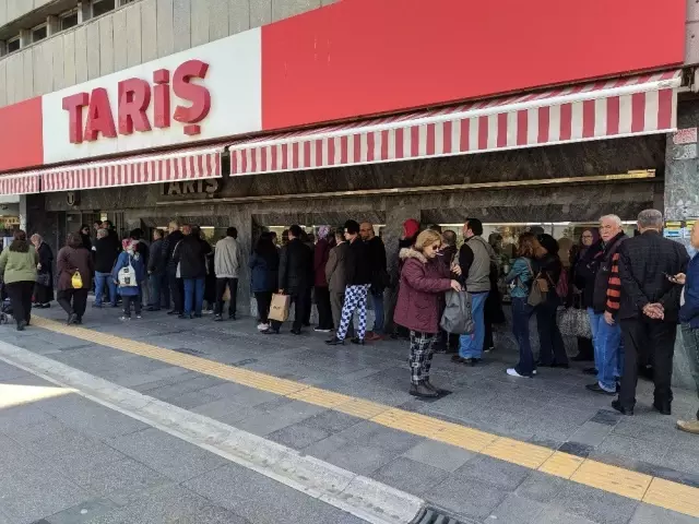 İzmir'de kolonya kuyruğu İzmir'de kolonya kuyruğu