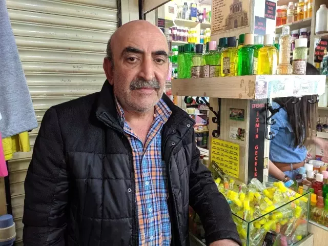 İzmir'de kolonya kuyruğu İzmir'de kolonya kuyruğu