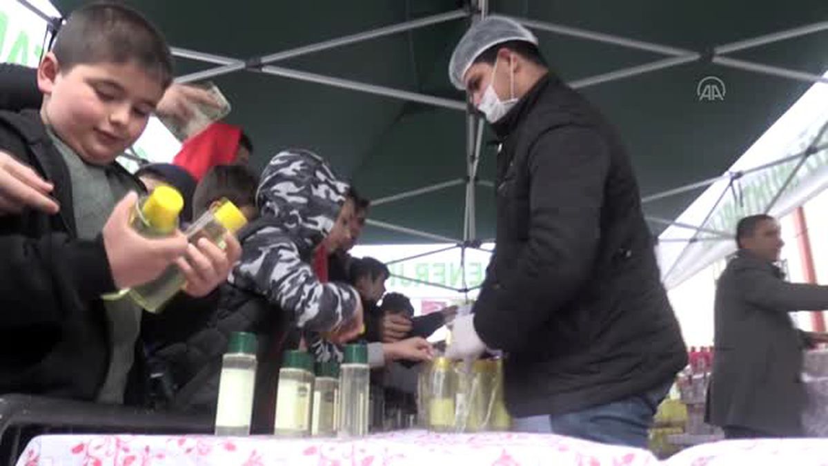 Karaborsa fırsatçılarına inat 1 liraya kolonya dağıtıldı - DÜZCE
