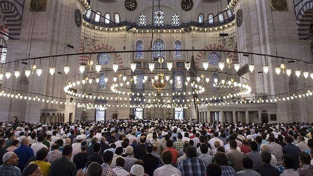 Lübnan'da koronavirüs nedeniyle camilerde kılınan namazlar askıya alındı