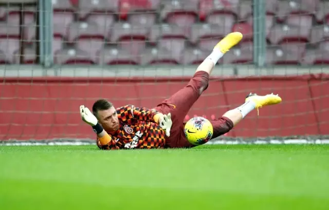 Muslera, derbinin oynanmasına tepki gösterdi: Utanç verici bir gece yaşadık Muslera, derbinin oynanmasına tepki gösterdi: Utanç verici bir gece yaşadık